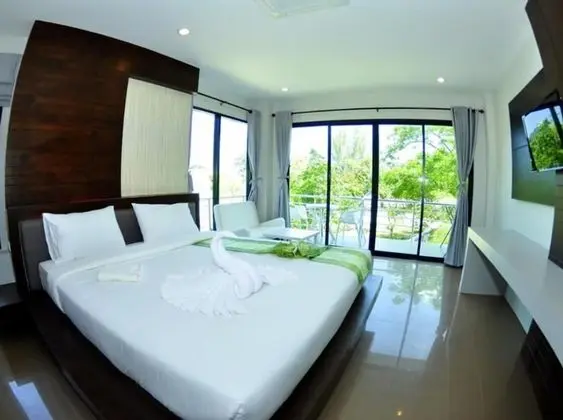 Deluxe Room (queen bed)