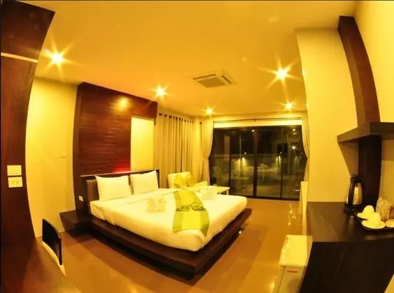 Deluxe Room (queen bed)