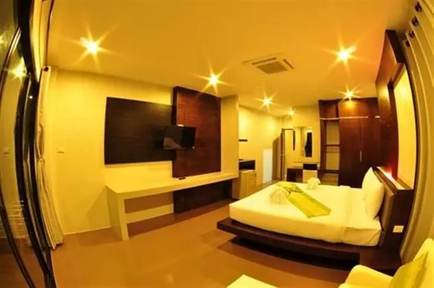 Deluxe Room (queen bed)