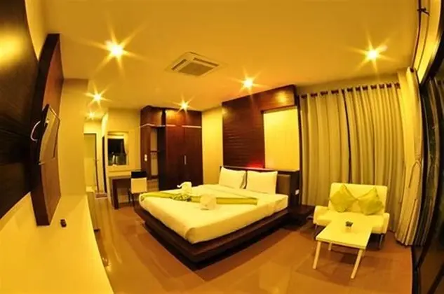 Deluxe Room (queen bed)