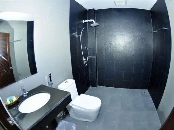Deluxe Room (queen bed)