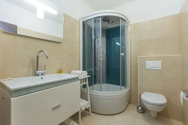 Deluxe Tek Büyük Yataklı Oda (Shower)
