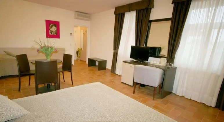 Üç Kişilik Oda