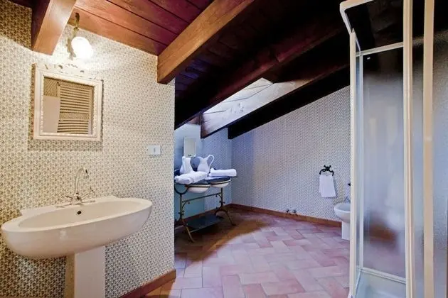 Üç Kişilik Oda, Özel Banyo (with skylight)