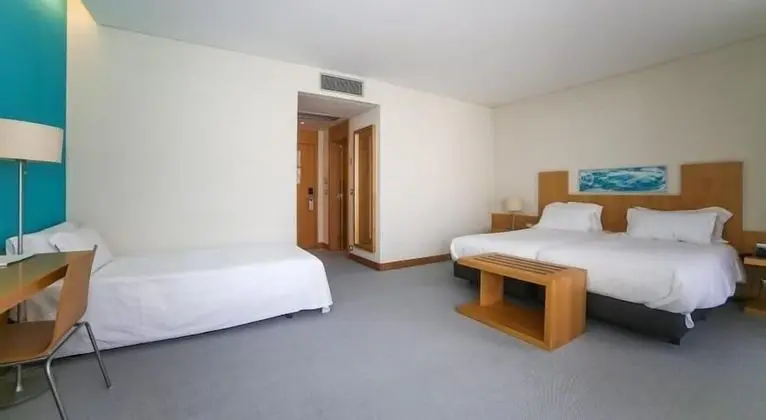 Üç Kişilik Oda, Şehir Manzaralı