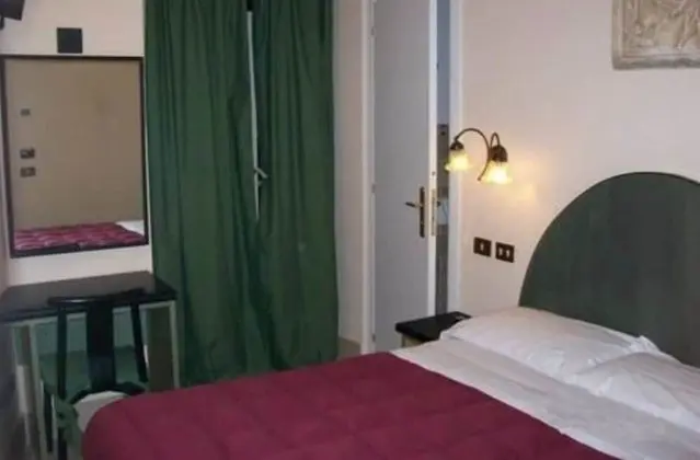 Basic Tek Büyük Yataklı Oda