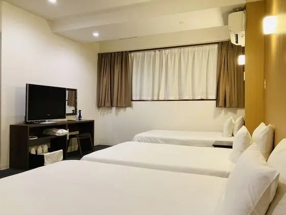 Üç Kişilik Oda, Sigara İçilmez