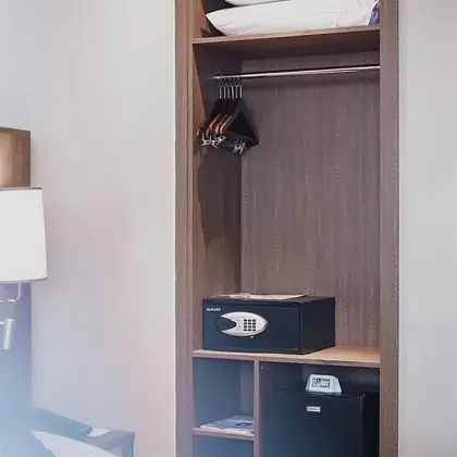 Queen Premier, Large Room