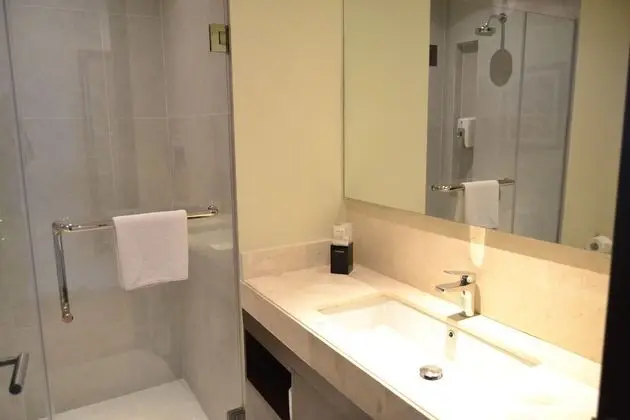 Queen Premier, Large Room