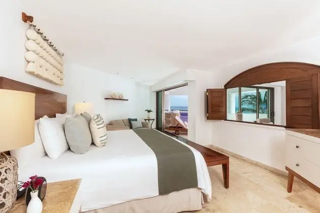 Master Oceanfront Suite with Jacuzzi