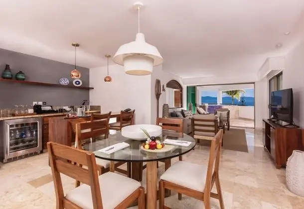 Master Oceanfront Suite with Jacuzzi