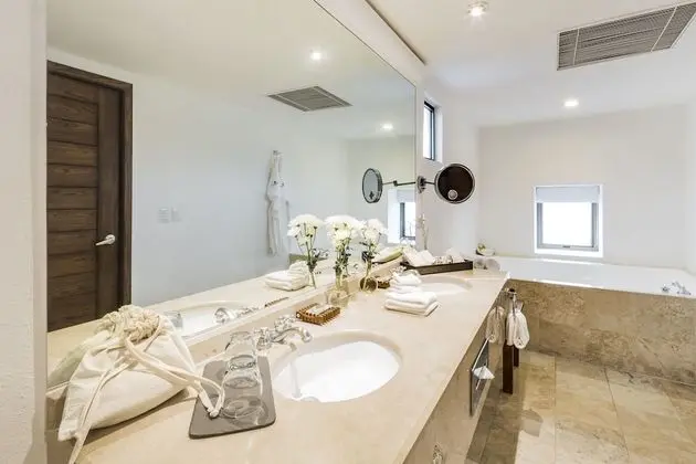 Master Oceanfront Suite with Jacuzzi
