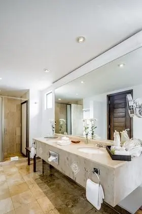 Master Oceanfront Suite with Jacuzzi