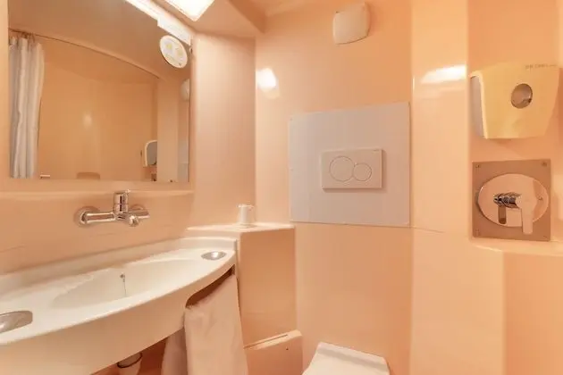 Standard Oda, Birden Çok Yatak (1 Double and 1 Single bed)