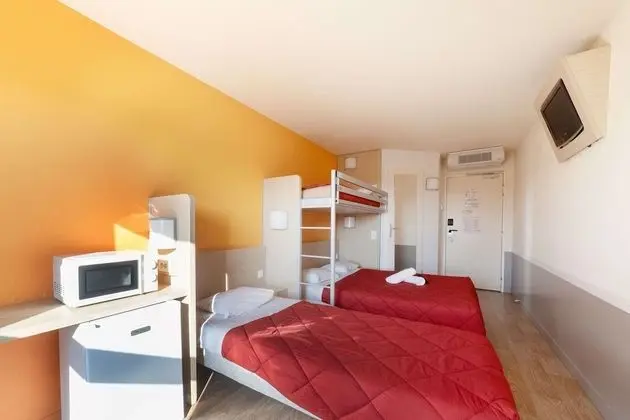 Standard Oda, Birden Çok Yatak (1 Double bed and 2 Single beds)