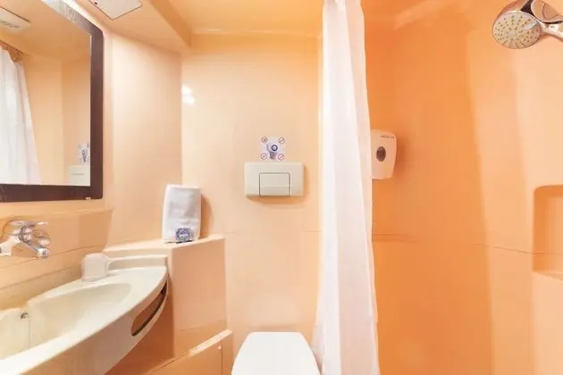Standard Oda, Birden Çok Yatak (1 Double and 1 Single bed)