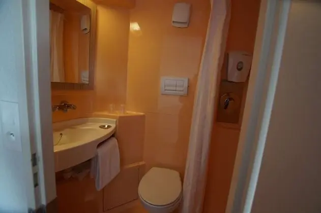 Standard Oda, Birden Çok Yatak (1 Double and 1 Single bed)