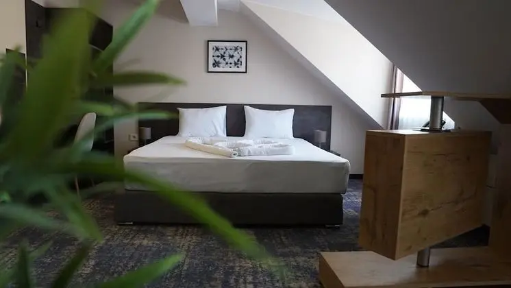 Deluxe Tek Büyük Yataklı Oda (2 Adults + 1 Child)
