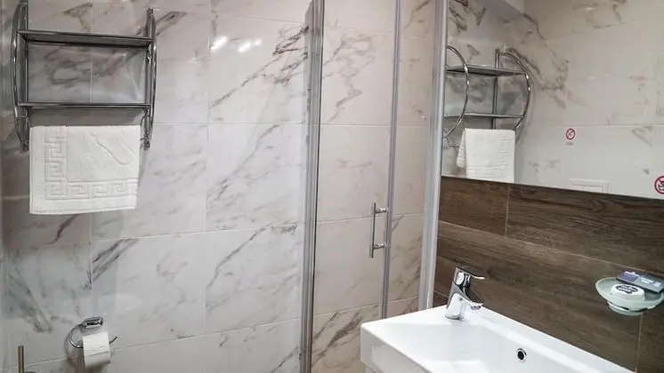 Deluxe Tek Büyük Yataklı Oda (2 Adults + 1 Child)