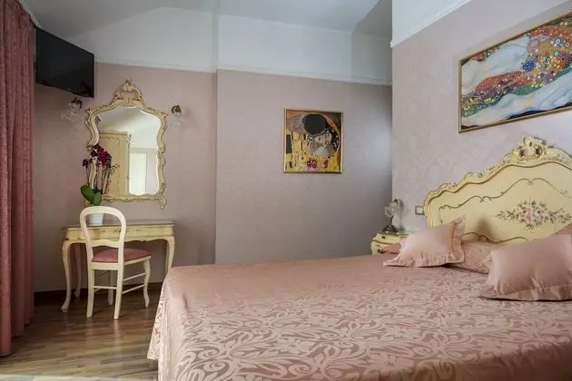 Royal Tek Büyük veya İki Ayrı Yataklı Oda