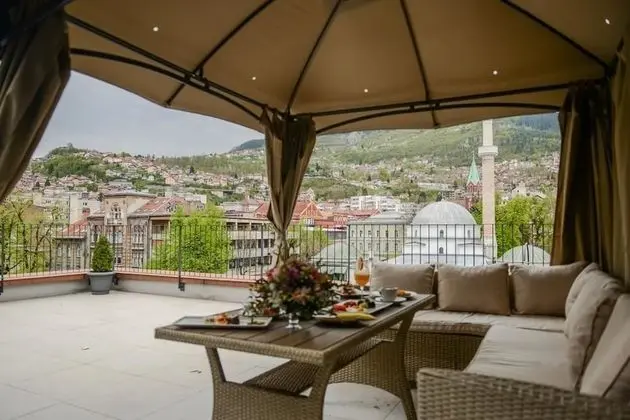 Deluxe Tek Büyük Yataklı Oda, 1 Çift Kişilik Yatak, Balkon, Şehir Manzaralı