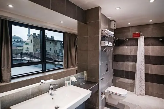 Deluxe Tek Büyük Yataklı Oda, 1 Çift Kişilik Yatak, Balkon, Şehir Manzaralı