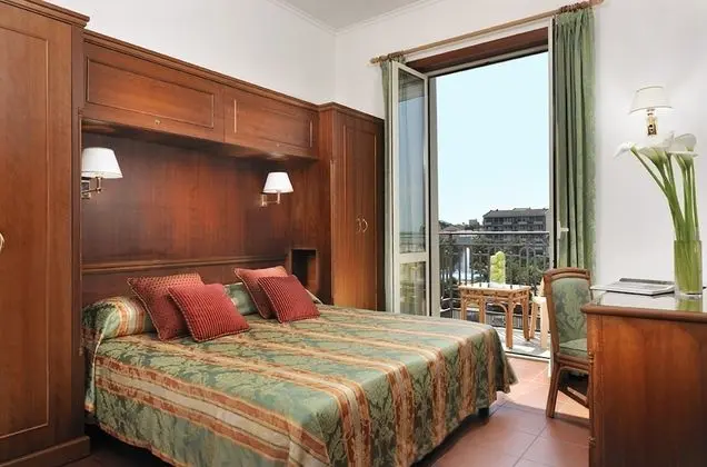Classic Tek Büyük Yataklı Oda, Balkon, Kısmi Deniz Manzaralı
