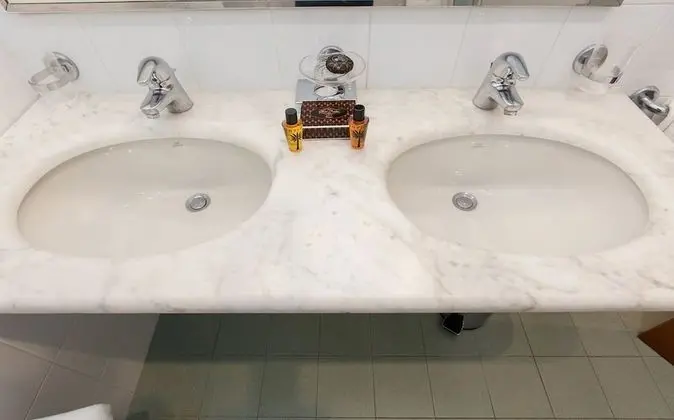 Classic Tek Büyük Yataklı Oda, Balkon, Kısmi Deniz Manzaralı