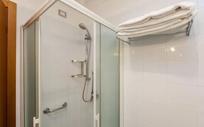 Classic Tek Büyük Yataklı Oda, Balkon, Kısmi Deniz Manzaralı