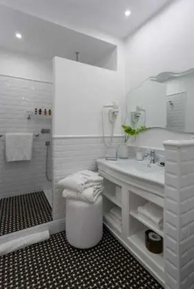Tek Büyük Yataklı Oda, Balkon, Kısmi Deniz Manzaralı (Prestige)