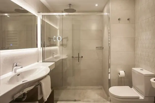 Tek Büyük Yataklı Oda, Balkon, Havuz Manzaralı