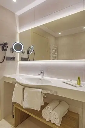 Tek Büyük Yataklı Oda, Balkon, Havuz Manzaralı