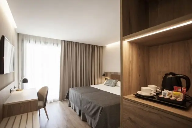 Tek Kişilik Oda, Balkon, Havuz Manzaralı