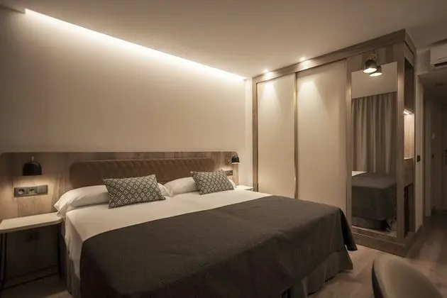 Tek Kişilik Oda, Balkon, Havuz Manzaralı