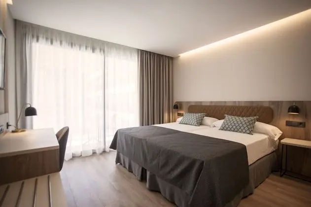 Tek Kişilik Oda, Balkon, Havuz Manzaralı