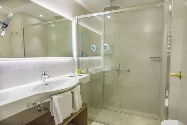 Tek Kişilik Oda, Balkon, Havuz Manzaralı