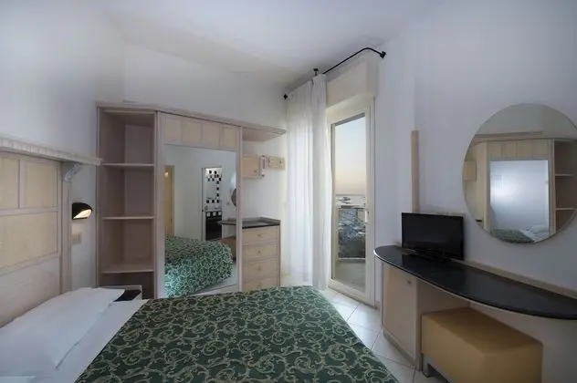 Tek Büyük Yataklı Oda, Denize Bakan