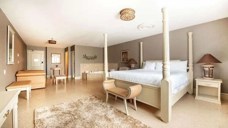Süit, 1 En Büyük (King) Boy Yatak, Sigara İçilmez, Sıcak Su Küveti (Theme Room;Four Poster Bed)