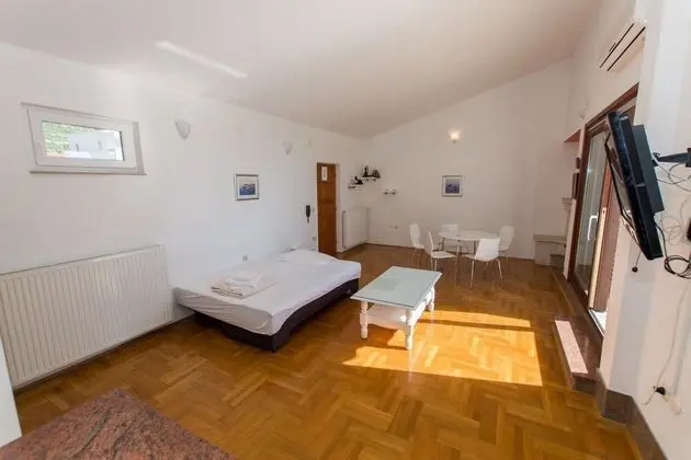 Apart Daire (Prgo - spacious with view & parking -)