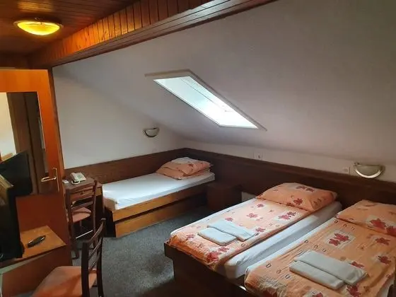 Üç Kişilik Oda