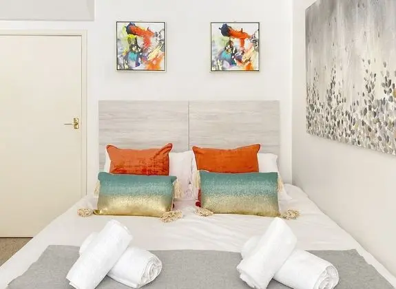 Luxury Ev, Özel Banyo (free on street parking)