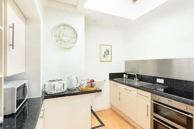 Luxury Ev, Özel Banyo (free on street parking)