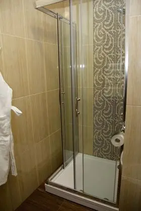Standard Tek Büyük veya İki Ayrı Yataklı Oda, Kısmi Deniz Manzaralı