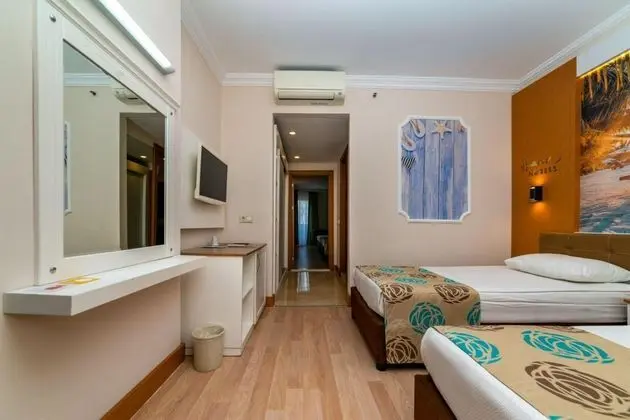 Aile Odası, Havuz veya Bahçe Manzaralı, Balkonlu