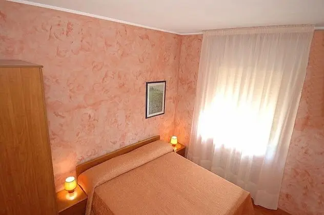 Tek Büyük veya İki Ayrı Yataklı Oda, Ortak Banyo