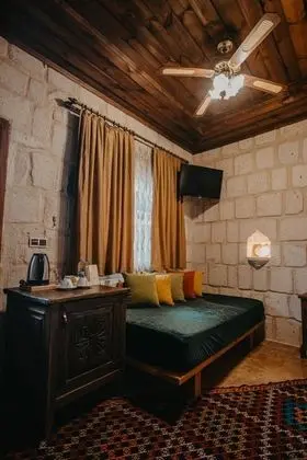 Çift Kişilik, Avlu Manzaralı