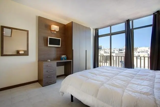 Tek Büyük veya İki Ayrı Yataklı Oda, Balkon, Kısmi Deniz Manzaralı