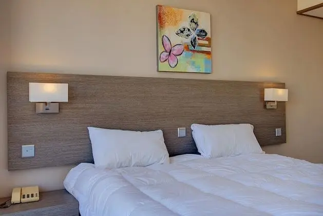 Tek Büyük veya İki Ayrı Yataklı Oda, Balkon, Kısmi Deniz Manzaralı