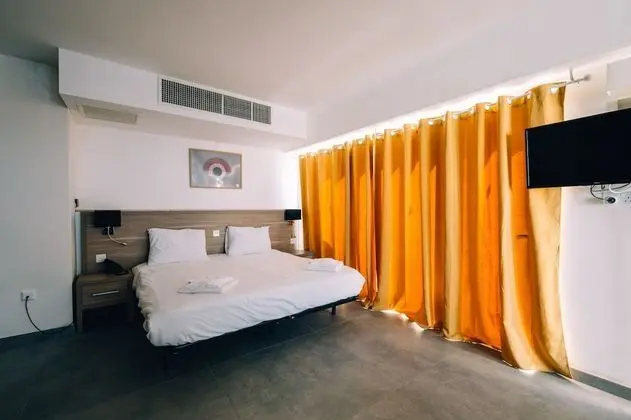 Tek Büyük veya İki Ayrı Yataklı Oda, Balkon, Kısmi Deniz Manzaralı