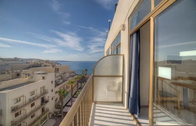 Tek Büyük veya İki Ayrı Yataklı Oda, Balkon, Kısmi Deniz Manzaralı